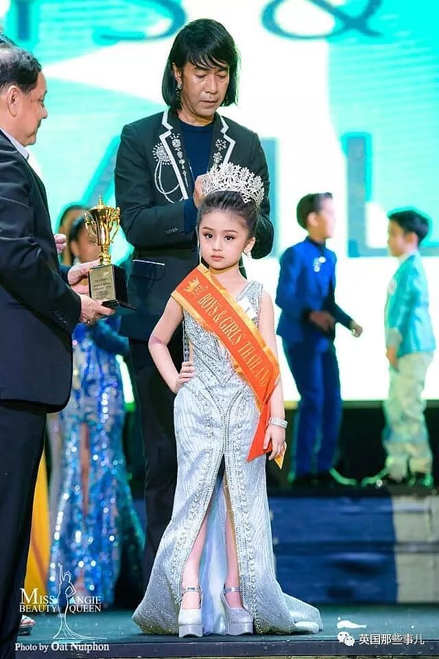 泰国6岁小女孩就赢得选美冠军。网友：就让她做个干净可爱的小女孩不好吗？