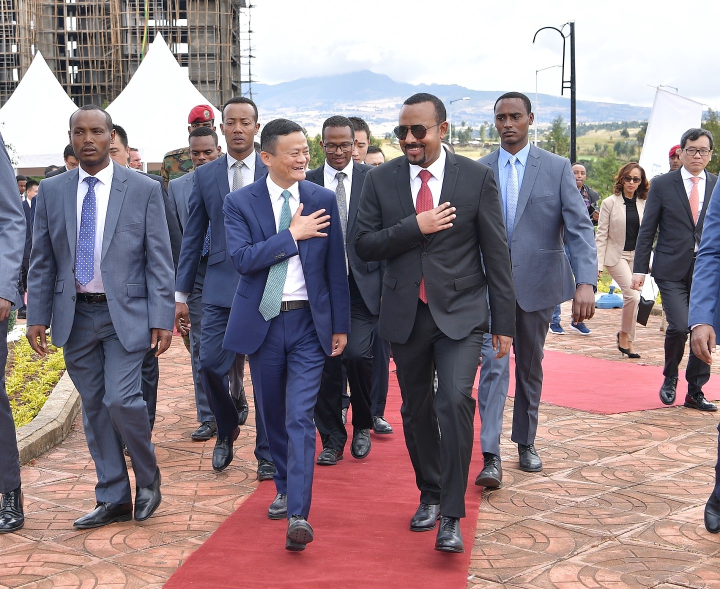 马云落地非洲 埃塞俄比亚总理亲自开车接待（组图） - 1