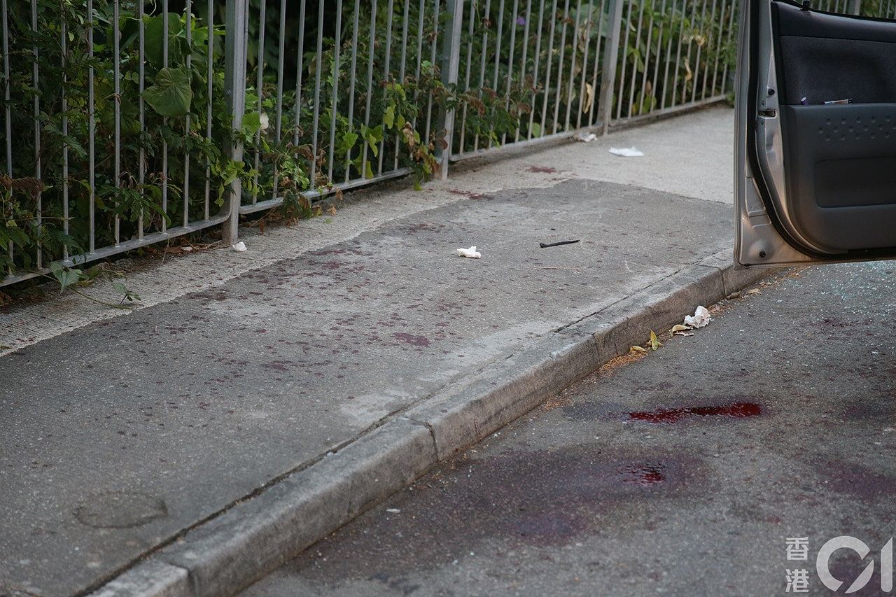 香港又发生砍人案件！两男子驾车遭遇抢劫双双中刀，血流一地惨不忍睹！（组图） - 2