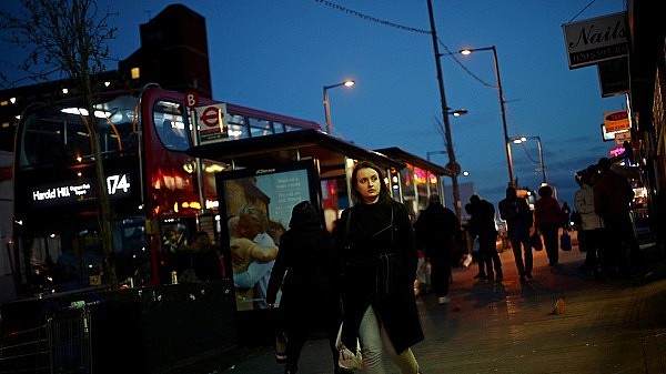 英国警方发“女性避免深夜独自逛街”建议后秒删。（图源：今日俄罗斯）
