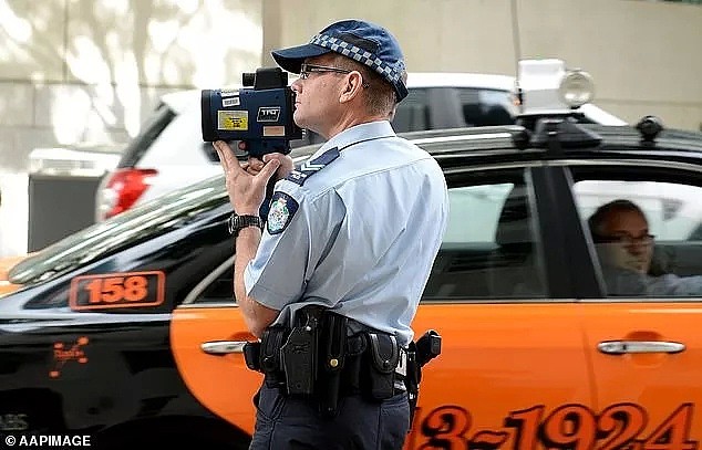 司机们注意！昆州严惩“开车低头族”，一次罚款$1000，两次吊销驾照，全澳最严处罚即将施行 - 7
