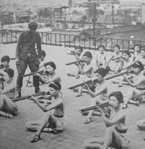 男女学生全裸上课 二战时期日本民众有多惨（组图） - 11