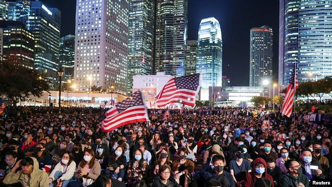 香港民众汇集在中环爱丁堡广场挥舞美国国旗举行感恩节集会。（2019年11月28日）