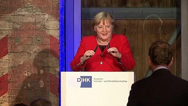 德国总理默克尔在登台演讲时失去平衡，差点趴倒在地