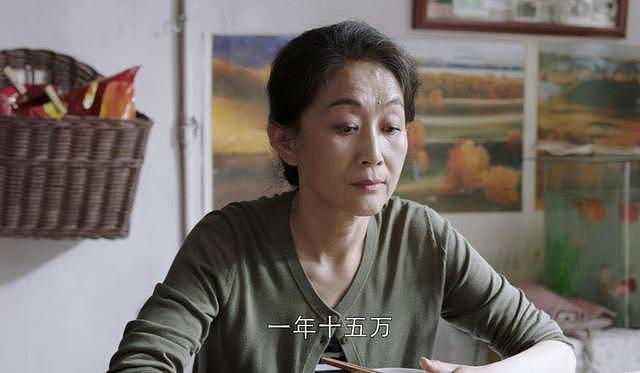 视后陈瑾独自现身国外，55岁坚持单身不婚，笑称哥哥会给自己养老