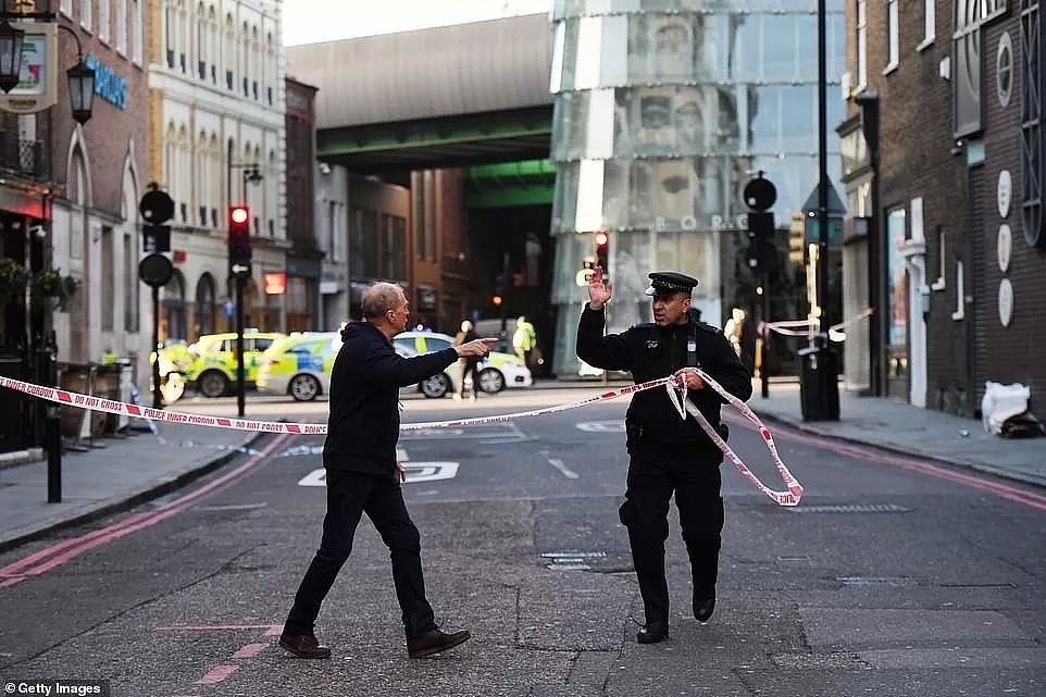 突发！伦敦惊爆恐袭，身绑假炸弹随机斩人！2死8伤，刀手当场击毙！画面血腥（视频/组图） - 13