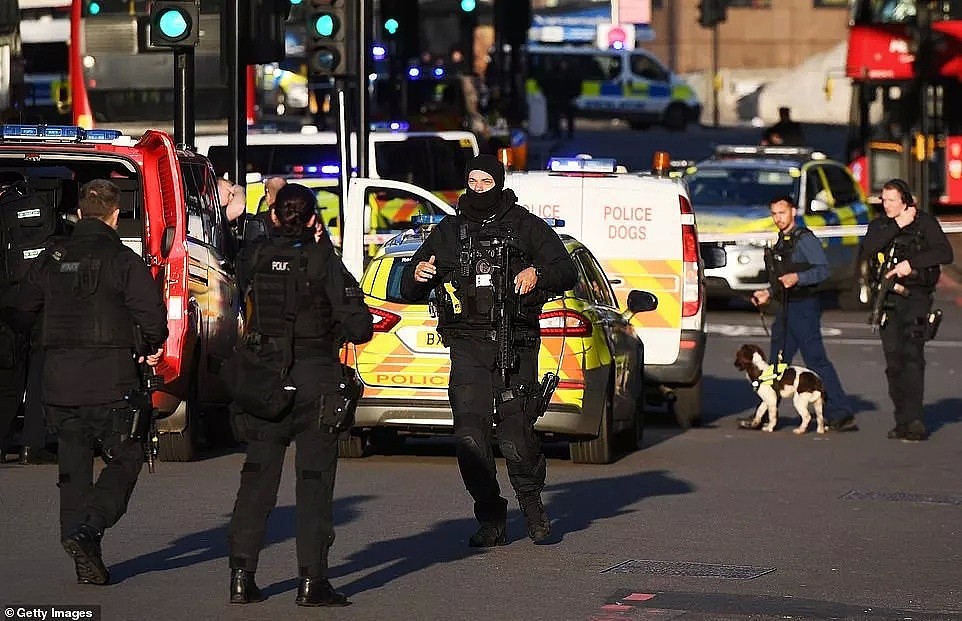 突发！伦敦惊爆恐袭，身绑假炸弹随机斩人！2死8伤，刀手当场击毙！画面血腥（视频/组图） - 19