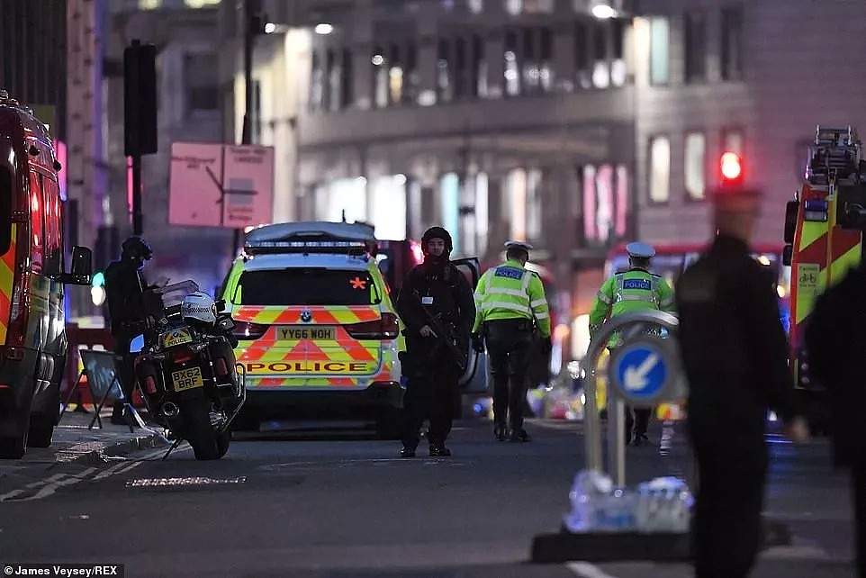 突发！伦敦惊爆恐袭，身绑假炸弹随机斩人！2死8伤，刀手当场击毙！画面血腥（视频/组图） - 24