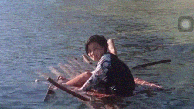 被鲨鱼追杀，在荒岛求生，中国姑娘外网爆火：这样的30岁我也想要（视频/组图） - 17