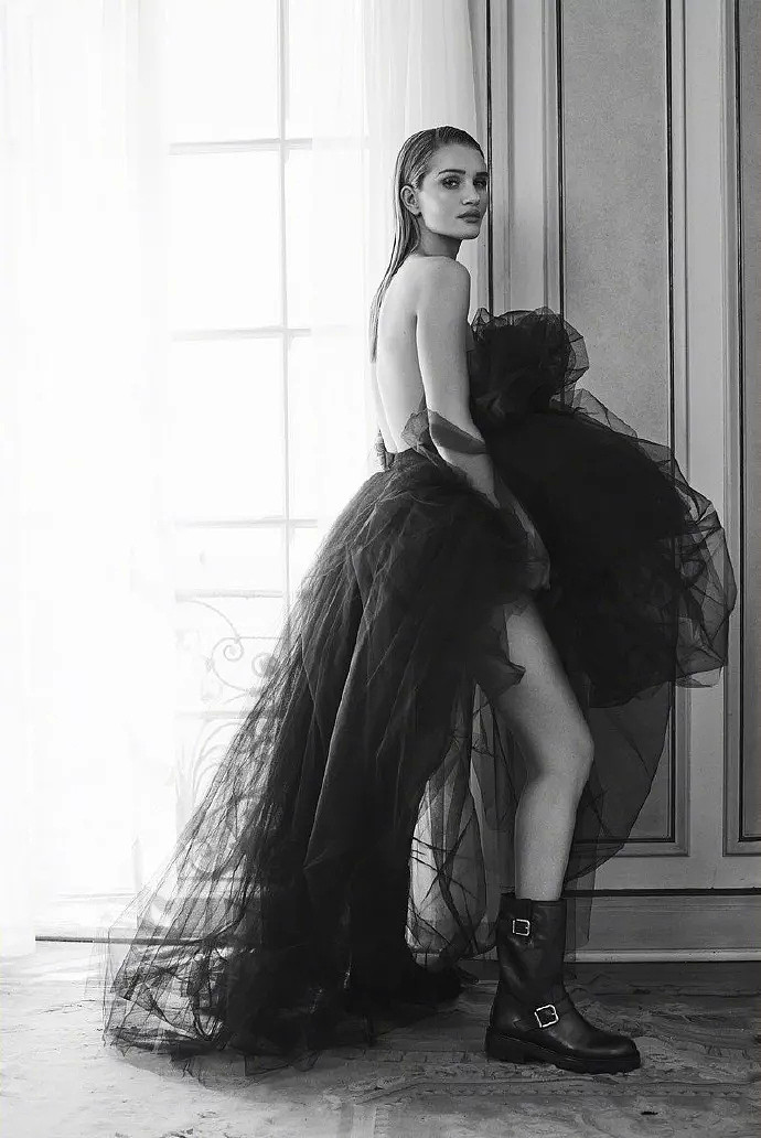 【美女】欧美超模黑色主题写真，绝美大长腿令人望而却步...（组图） - 1