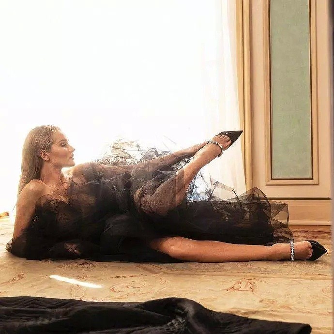 【美女】欧美超模黑色主题写真，绝美大长腿令人望而却步...（组图） - 10