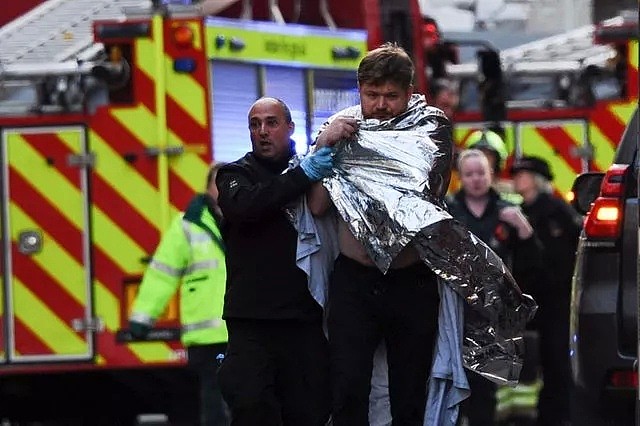 伦敦恐怖袭击后凶手背景被曝光，英国民众愤怒：为什么要放他出来！（组图） - 13