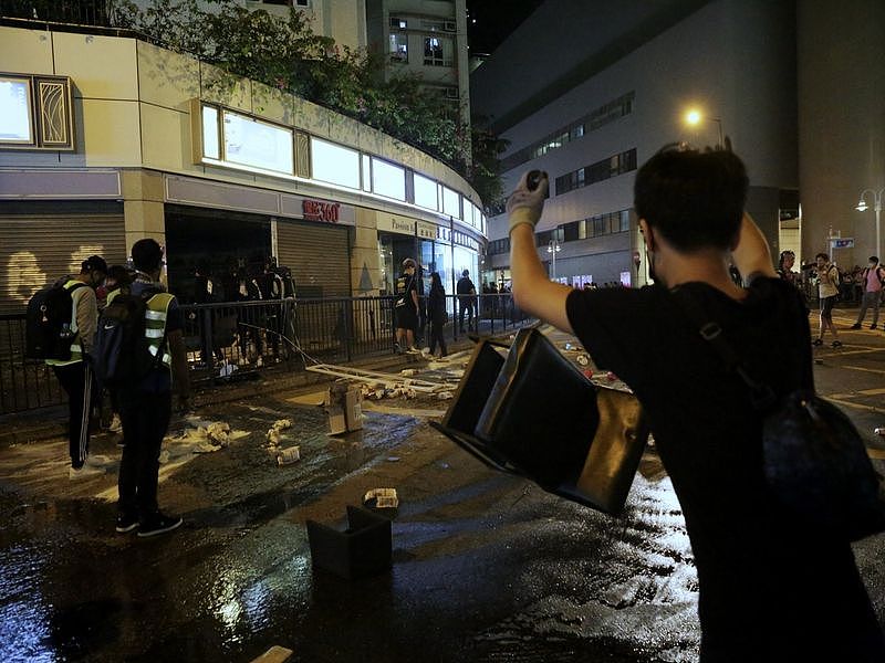 一天之内3场示威！香港区议员选举结束后再现暴力！（组图） - 11