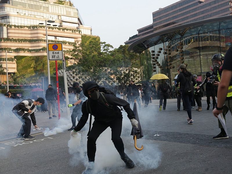 一天之内3场示威！香港区议员选举结束后再现暴力！（组图） - 8