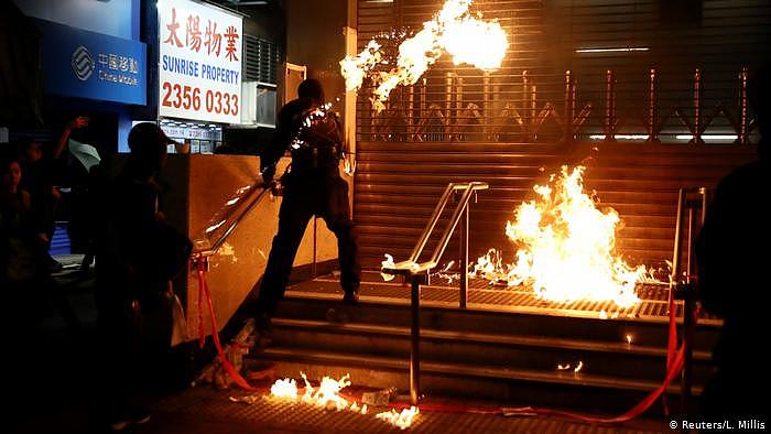 一天之内3场示威！香港区议员选举结束后再现暴力！（组图） - 12