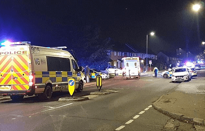 英国一学校附近汽车冲撞人群致1死5伤：一男孩身亡 司机逃逸（组图） - 1