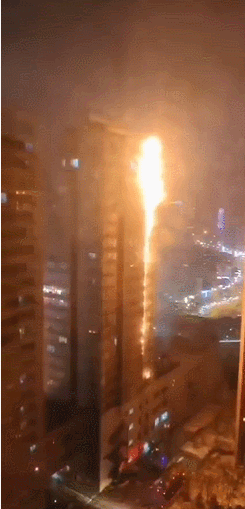 惊! 高层公寓突发大火 居民从23楼光身逃命 场面恐怖如同911现场（视频/组图） - 1