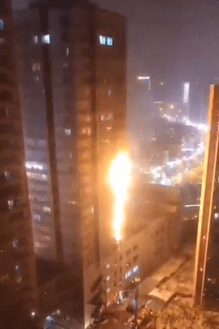 惊! 高层公寓突发大火 居民从23楼光身逃命 场面恐怖如同911现场（视频/组图） - 2