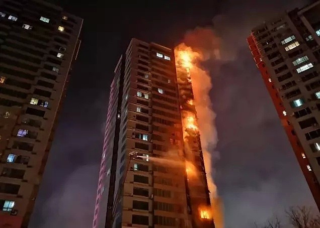 惊! 高层公寓突发大火 居民从23楼光身逃命 场面恐怖如同911现场（视频/组图） - 7