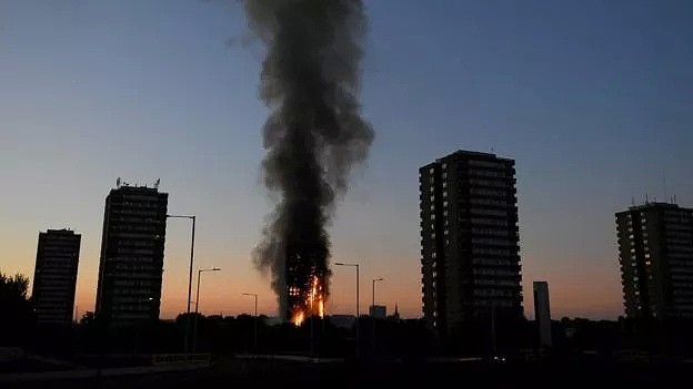 惊! 高层公寓突发大火 居民从23楼光身逃命 场面恐怖如同911现场（视频/组图） - 17