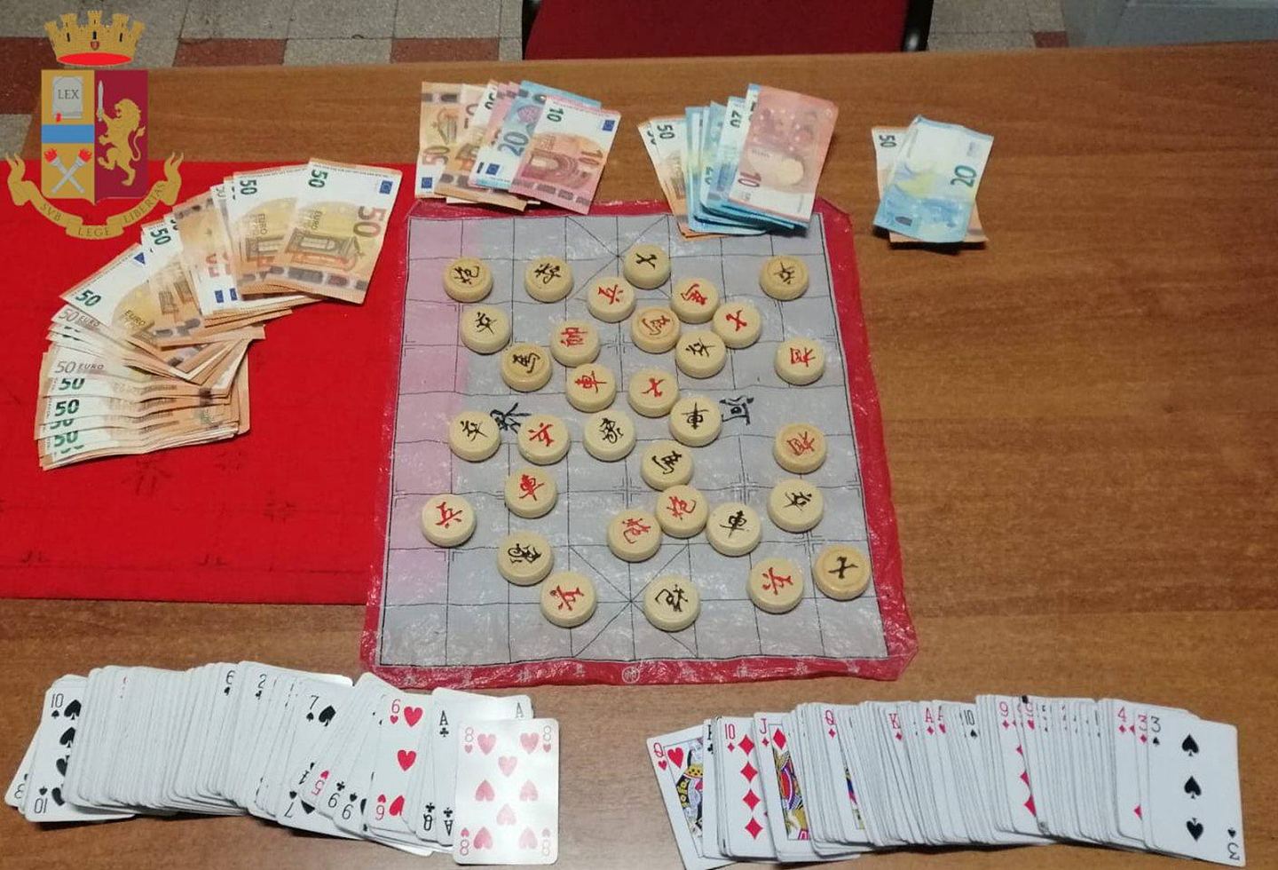 意大利警察逮捕四名中国人 查获32个写着汉字的骰子（图） - 1
