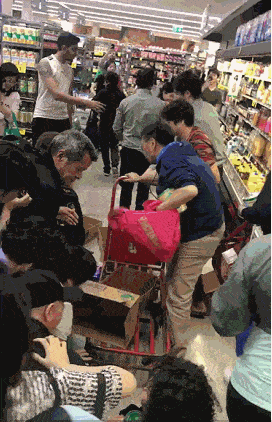 4个悉尼华人在超市购物被偷拍！澳人看完大骂：厚颜无耻，太可恨！（组图） - 1