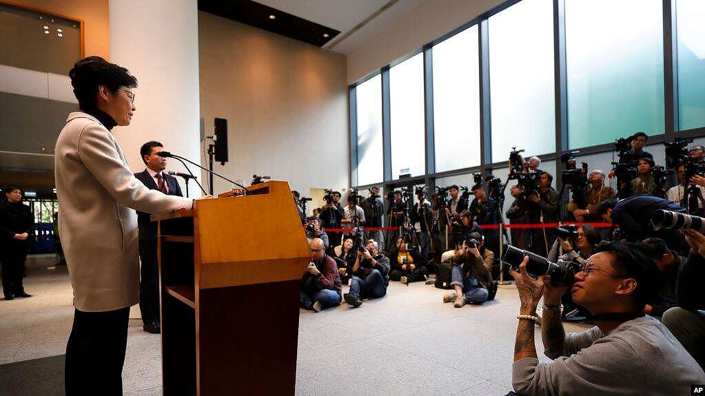 香港特首林郑月娥在立法会举行的记者会上讲话。（2019年12月3日）