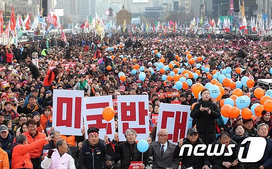 韩国民众在美国大使馆前抗议“天价保护费” 怒撕星条旗（组图） - 1