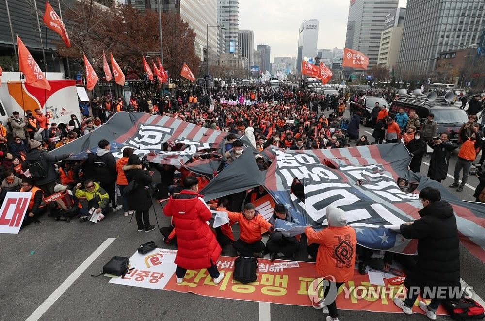 韩国民众在美国大使馆前抗议“天价保护费” 怒撕星条旗（组图） - 2