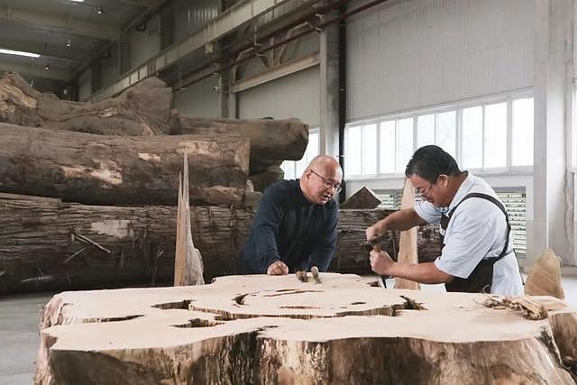从穷小子到福布斯富豪，他买下日本一万根木头：它们本就属于中国