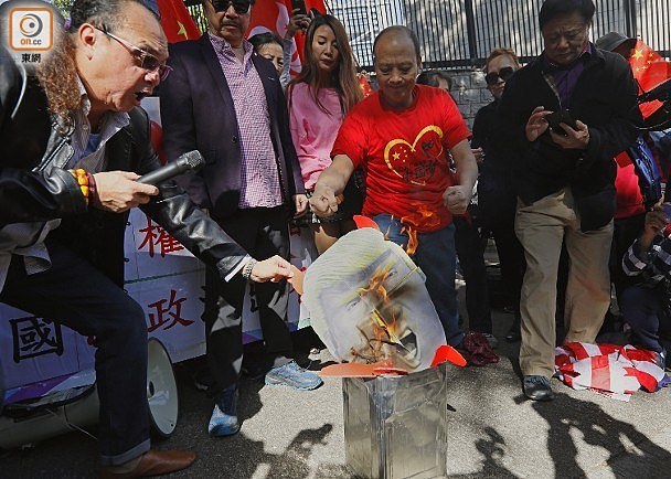 香港修例风波：近百抗议者游行美领事馆 烧毁特朗普头像（图） - 1