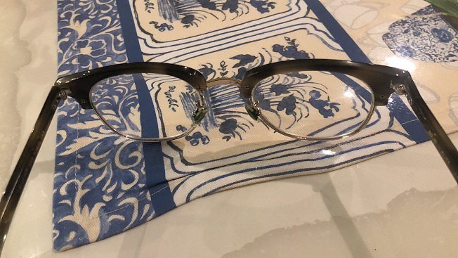 李先生被插队者打坏的眼镜。 （李先生提供）