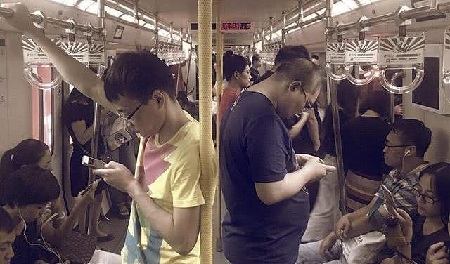 法国姑娘来中国旅游，乘坐地铁时很疑惑：中国人怎么这样子呢？
