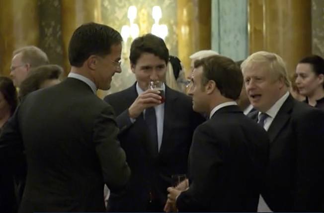 加拿大总理杜鲁多（中）和安妮公主（左一）、荷兰总理吕特（左二）、法国总统马克宏（右二）、英国首相强生（右一）讲川普的八卦。 (美联社)