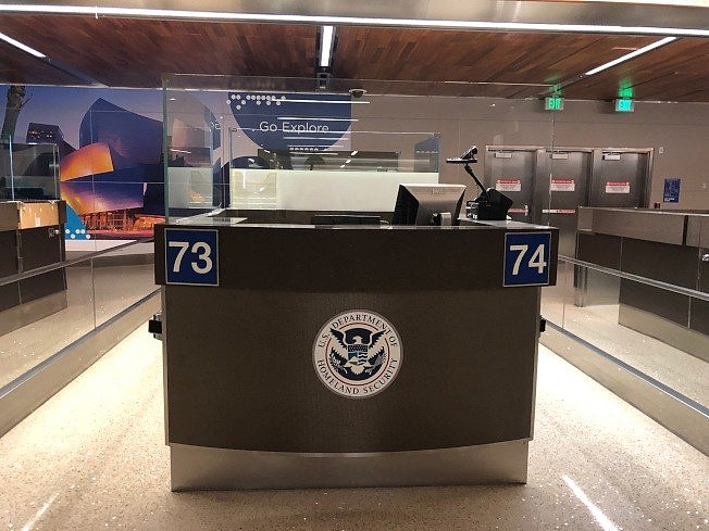 拿到美国签证不代表能顺利入境美国海关。 （本报记者／摄影）