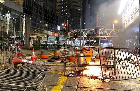 狂砸交通灯，黑衣“暴徒”害死轮椅老人，香港市民请求让其偿命！（组图） - 2