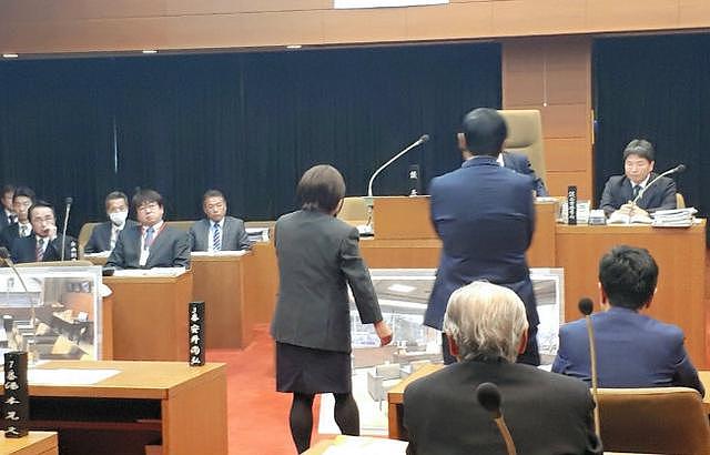 日本50岁女议员指控市长性侵被开除，“罪名”是有损议会尊严