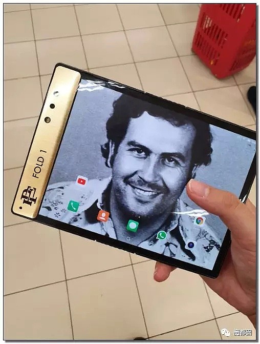 全裸宣传！南美毒枭家族推出低价折叠屏手机，惊爆全球！（组图） - 24