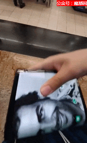 全裸宣传！南美毒枭家族推出低价折叠屏手机，惊爆全球！（组图） - 53