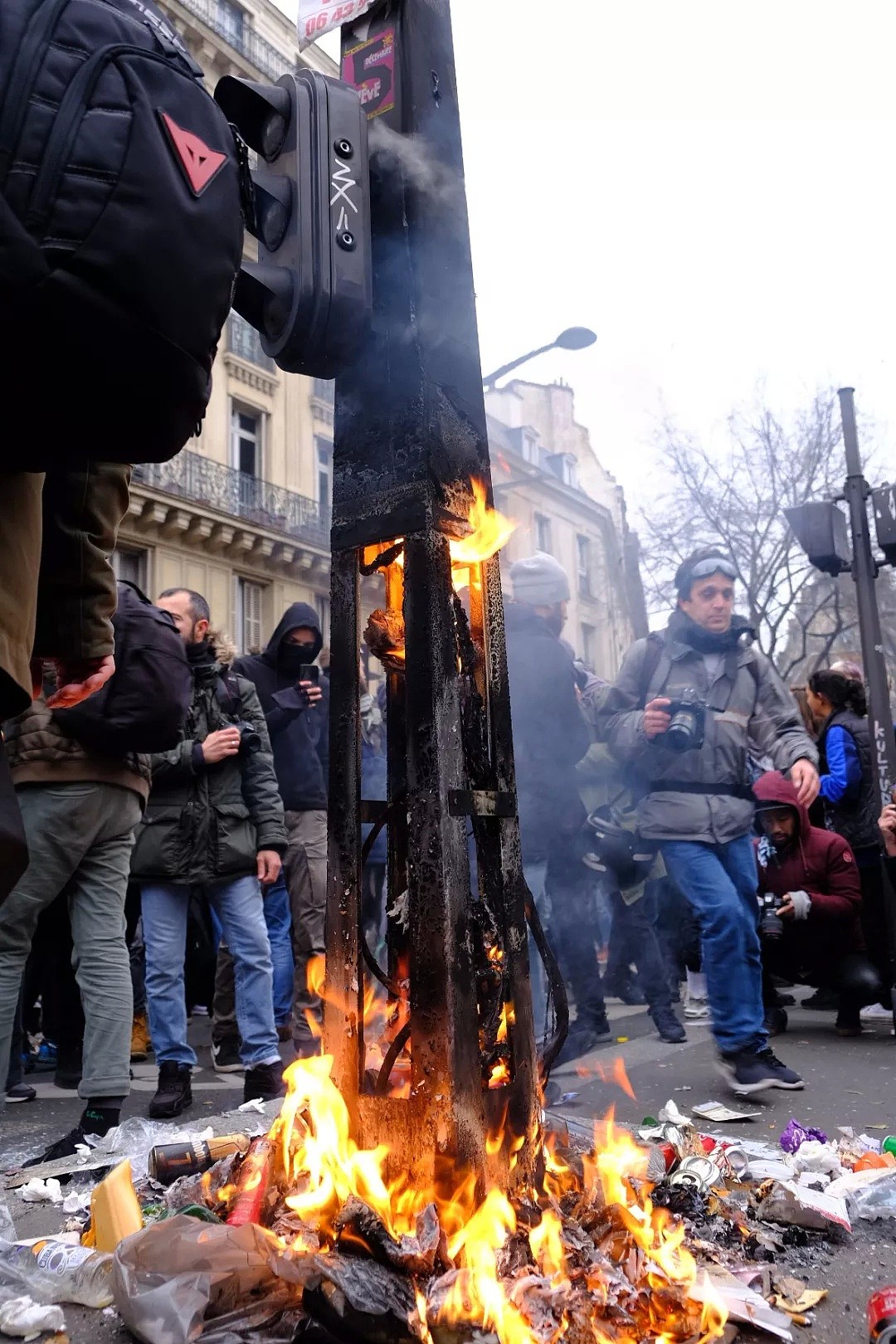 法国“黑色周四”：天太冷，示威者火烧红绿灯取暖！巴黎交通瘫痪还将继续（组图） - 10
