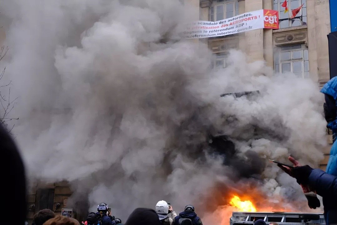 法国“黑色周四”：天太冷，示威者火烧红绿灯取暖！巴黎交通瘫痪还将继续（组图） - 11