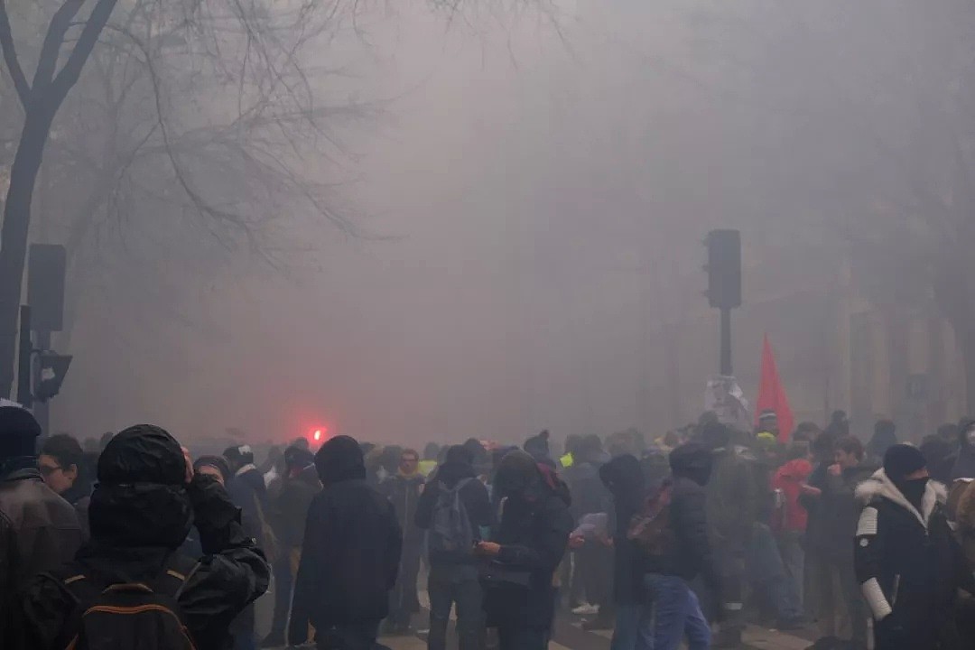 法国“黑色周四”：天太冷，示威者火烧红绿灯取暖！巴黎交通瘫痪还将继续（组图） - 13