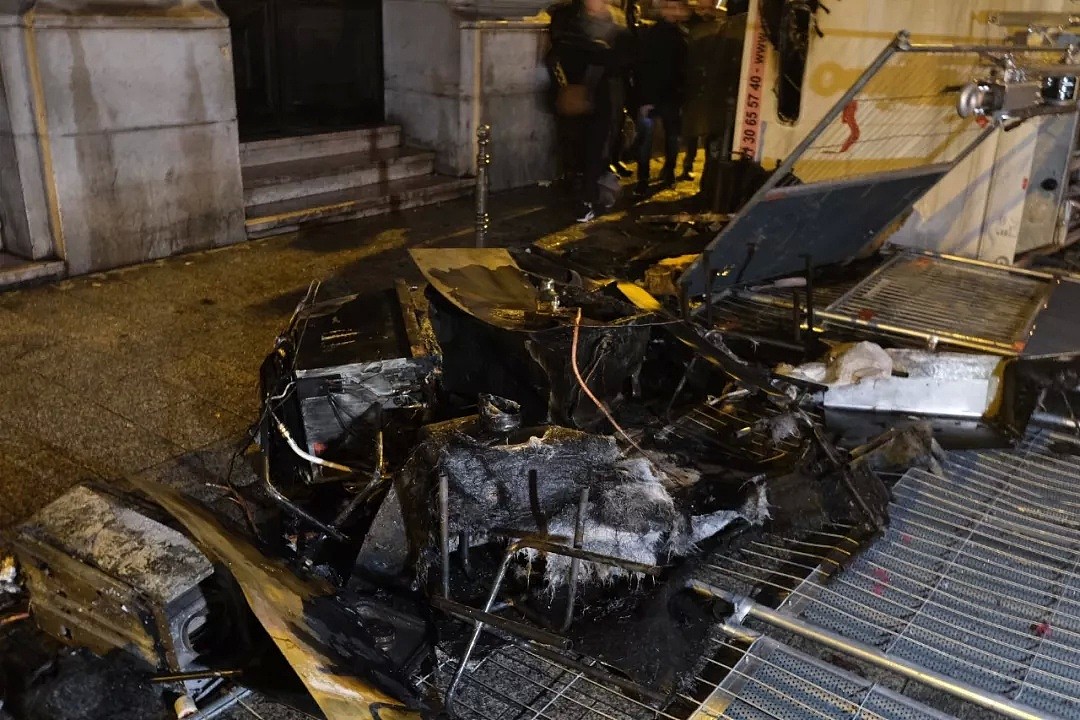 法国“黑色周四”：天太冷，示威者火烧红绿灯取暖！巴黎交通瘫痪还将继续（组图） - 18