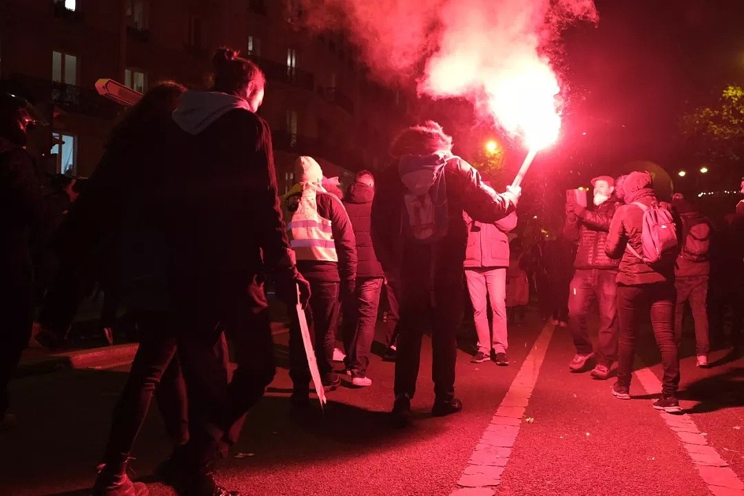 法国“黑色周四”：天太冷，示威者火烧红绿灯取暖！巴黎交通瘫痪还将继续（组图） - 19