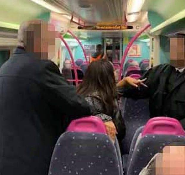 英国24岁女子醉酒“性侵”两男乘客，还殴打保安被捕
