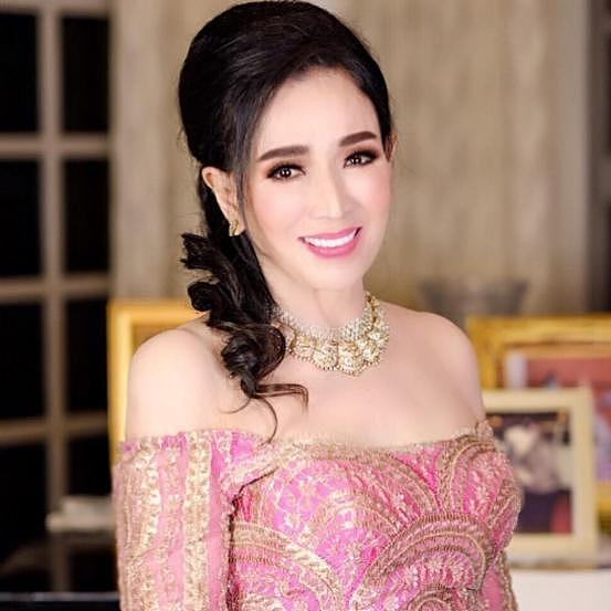 她是史上最矮环球小姐！因美貌进入泰国顶级阶层，如今72活成少女