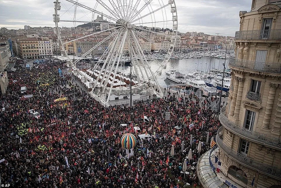 突发! 法国沦陷! 150万人罢工 全国瞬间瘫痪 各大景点全关 中国游客哭惨！（组图） - 4