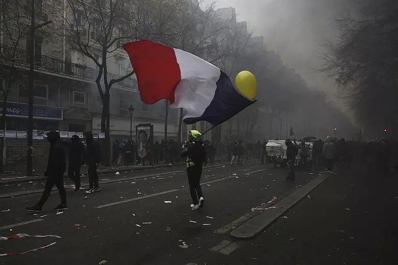 突发! 法国沦陷! 150万人罢工 全国瞬间瘫痪 各大景点全关 中国游客哭惨！（组图） - 9