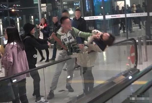 吴京机场怒斥代拍！baby粉丝被打，郑爽被吓到狂奔，揭秘代拍背后的捞金产业链！（组图） - 11