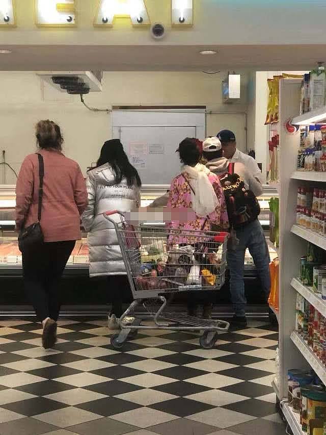 偶遇范冰冰美国逛超市，发福不少的她结账时就在收银台边吃起来（组图） - 2